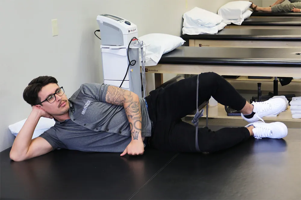 Tech, demonstrating clamshell exercise.